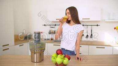 苹<strong>果汁</strong>-女人在厨房里榨汁和喝新鲜的苹果。 <strong>果汁</strong>机和健康<strong>饮</strong>食快乐
